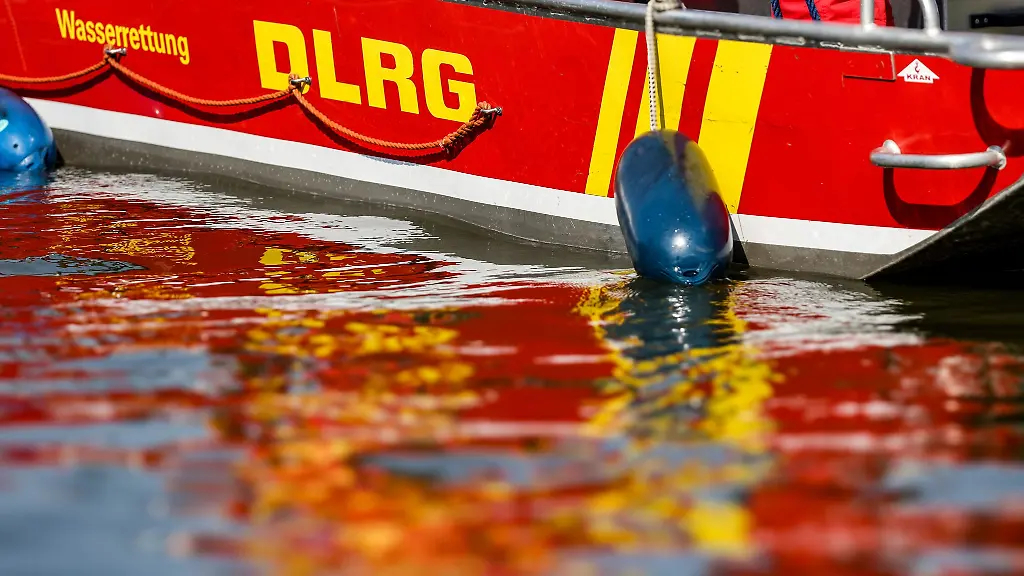 sexpuppen körper im Fluss