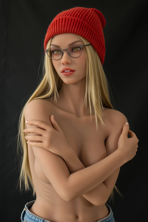 Künstlerische Sex Doll mit roter Mütze und sinnlichem Blick