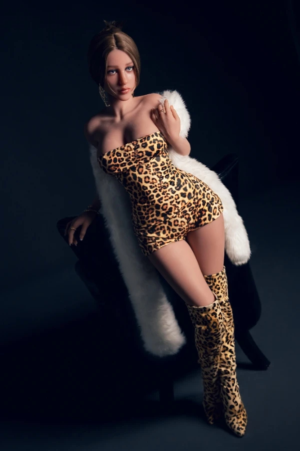 Detailgetreu gestaltete Love doll mit weißem Mantel und sexy Raubkatzenlook
