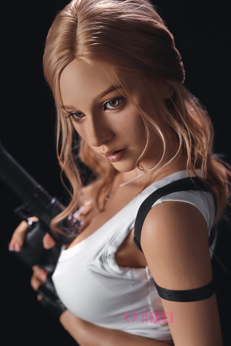 Lebensechte Liebespuppe im Cosplay-inspirierten Look mit intensiver Präsenz