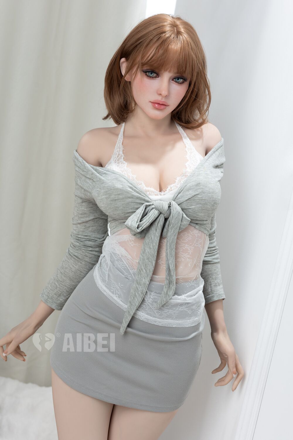 159 cm Aibei Sexpuppe Maresa im grauen Outfit mit weißer Bluse