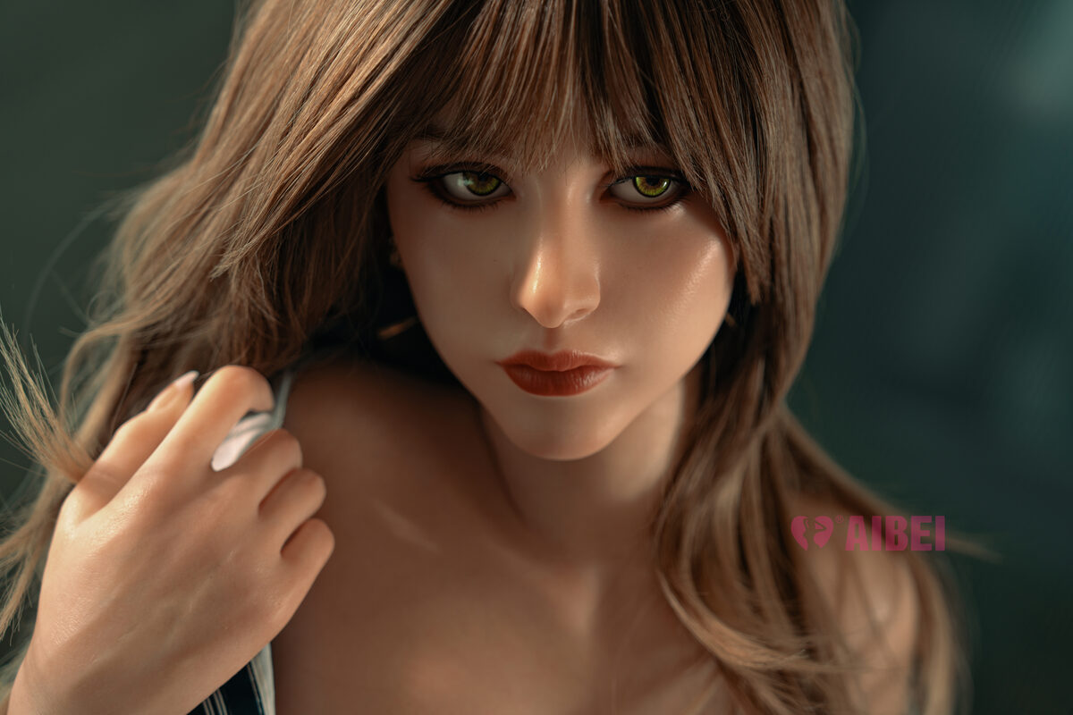Verführerisches Porträt einer Aibei Doll, lebensechte Gesichtszüge, elegante Ausstrahlung