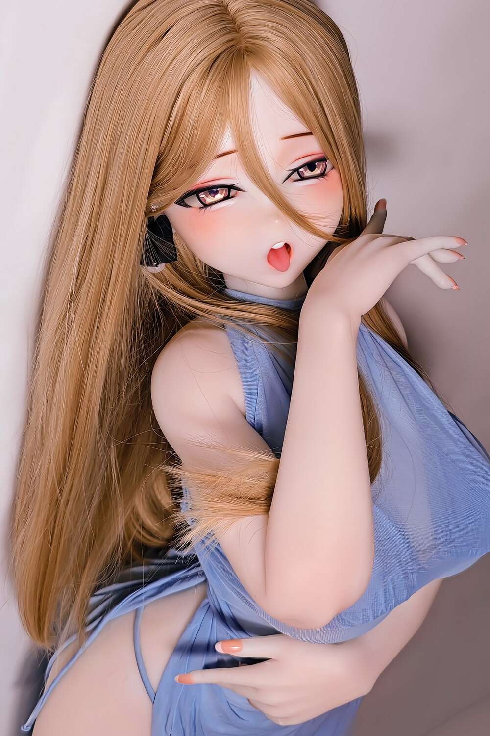 Anime-Liebespuppe Airi Hoshino mit langen blonden Haaren und hellblauem Neckholderkleid