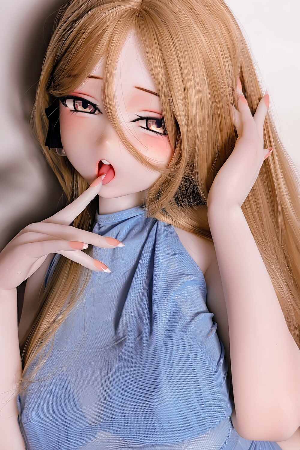 Fantasy sex doll Airi Hoshino Mit verspielter Handpose am Gesicht