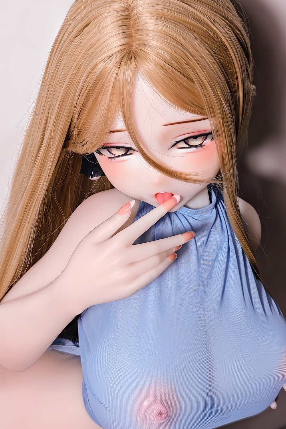 ElsababeDoll Airi Hoshino mit erhobener Hand am Ausschnitt des blauen Kleides