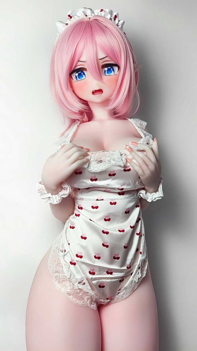 Lovedoll Asahina Sae im weißen Herzchenkleid