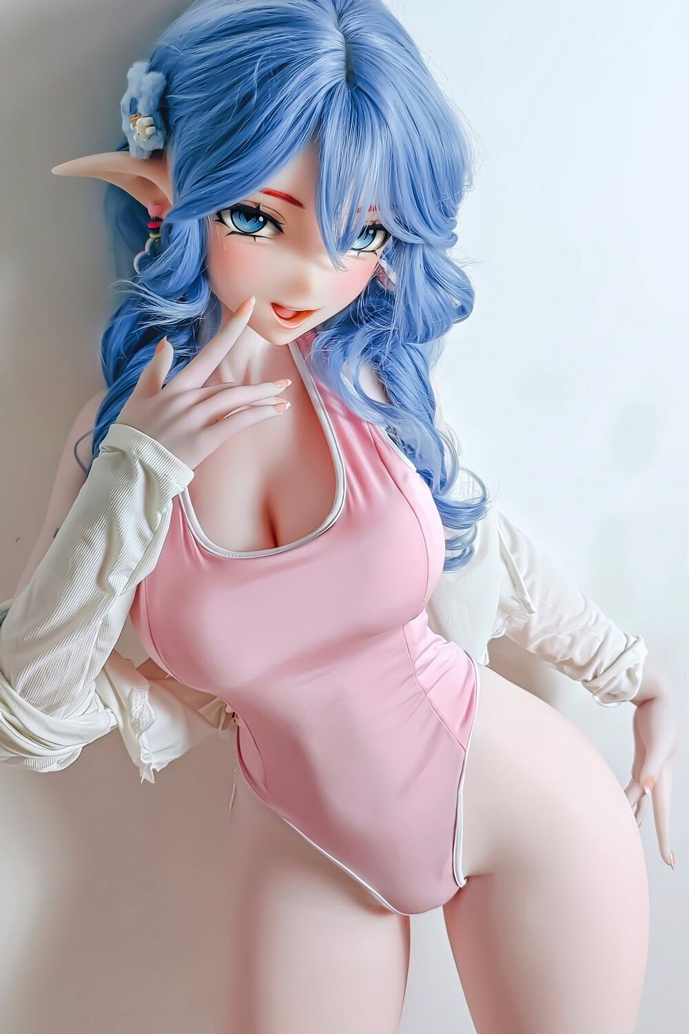 ElsababeDoll Asuna Yuuki mit spitzen Elfenohren und verspielter Handpose