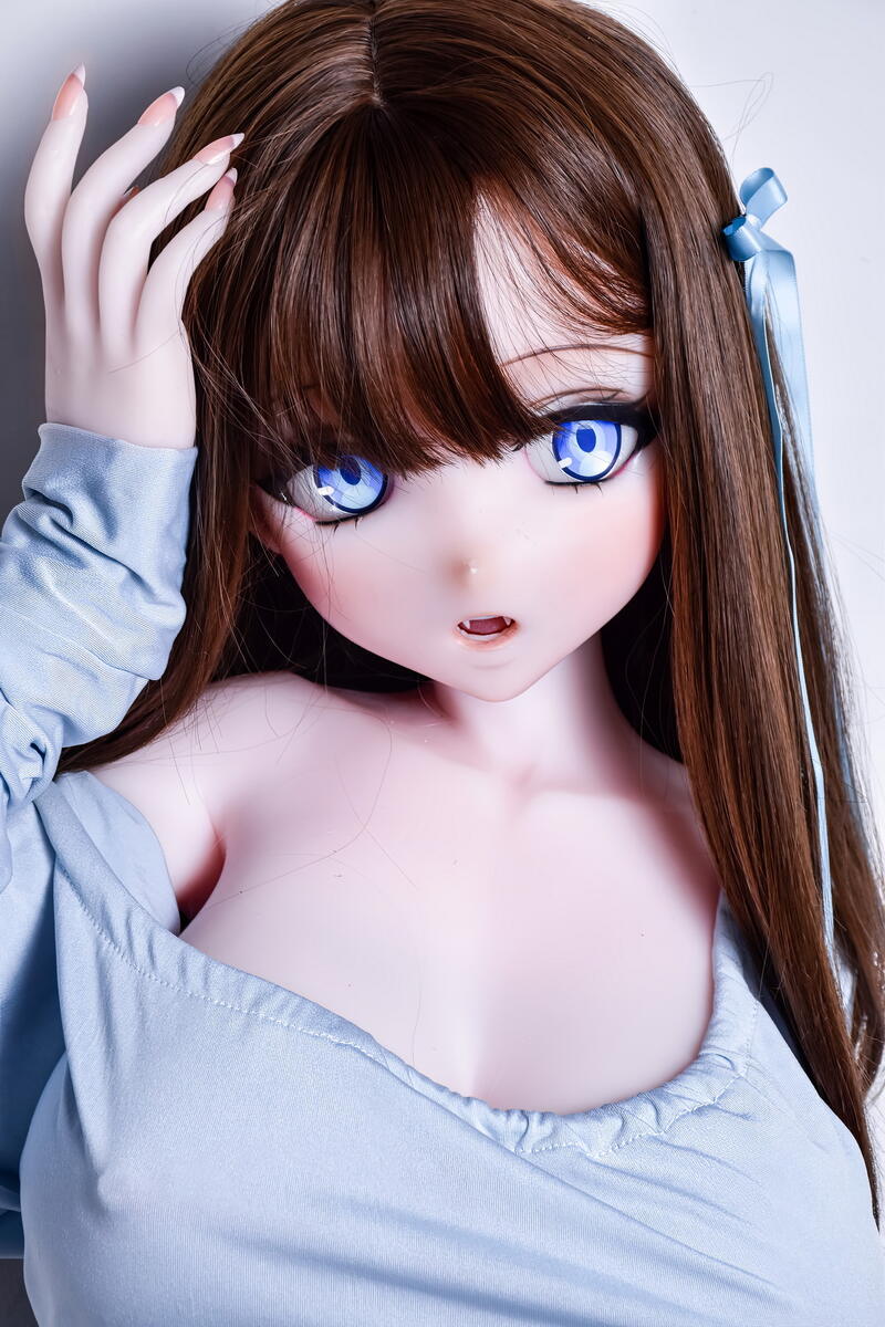 Cosplay sexuelle doll Hayakawa Saaya mit braunem Haar und natürlichem Blick in die Kamera