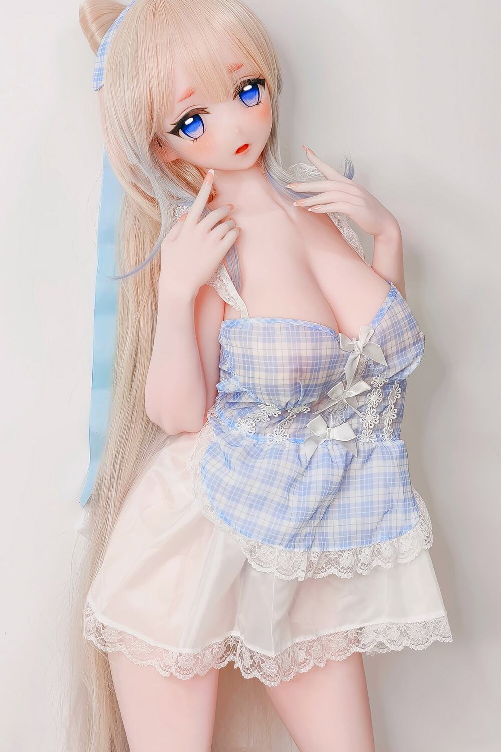 Japanische Anime-Sexpuppe Itsuki Sango im Kawaii-Stil, detailreiches Design mit großer Oberweite