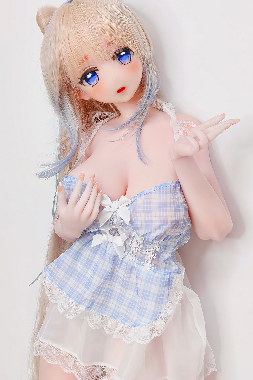 Sex puppe Itsuki Sango mit großen lebendigen Augen, ästhetische Pose mit femininer Ausstrahlung