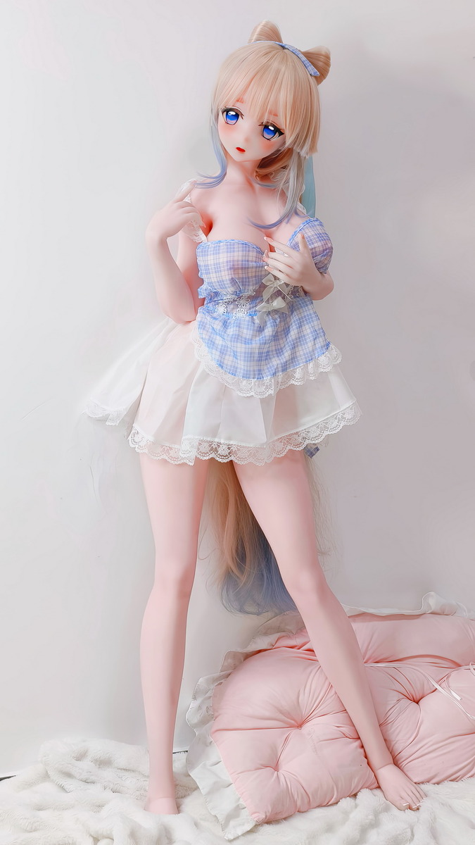 Ganzkörperansicht der erwachsenen Anime blonde Sex puppe Itsuki Sango, zartes Design und Proportionenm