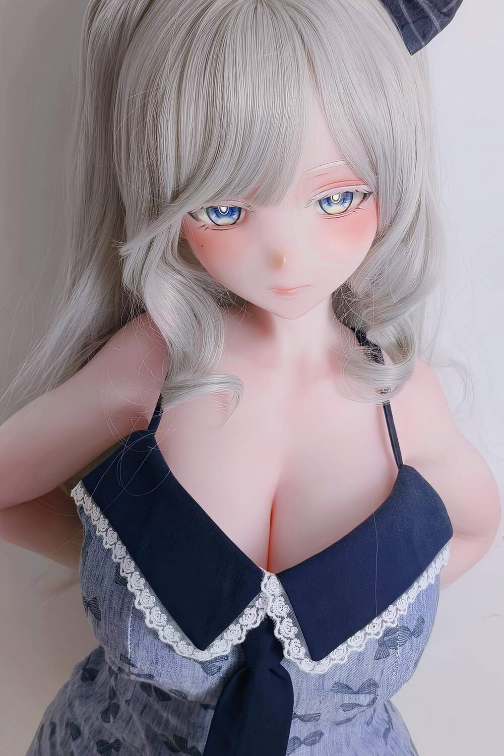 Lebensechte Anime Sex puppe mit großen Brüsten, silbernem Haar und melancholischem Blick im Romance-Anime-Stil