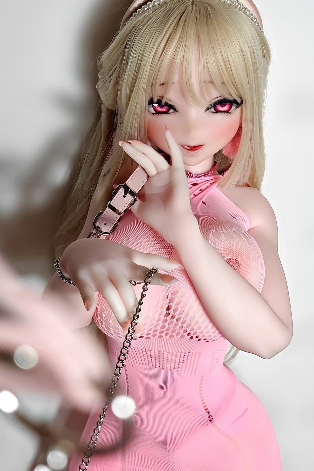 Anime Liebespuppe Kazama Mizuki in rosa Kleid, frecher Blick, lange blonde Haare