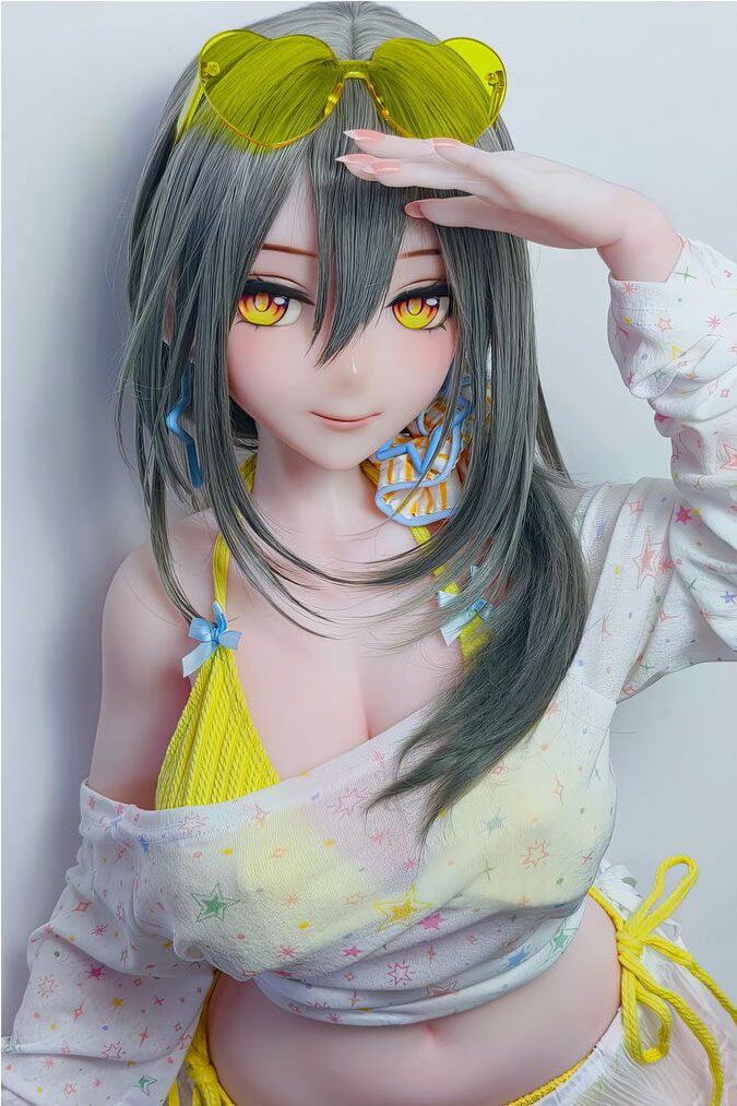 Anime Liebespuppe Mizuta Nina mit silbergrauen Haaren und gelber Sonnenbrille im Anime-Stil