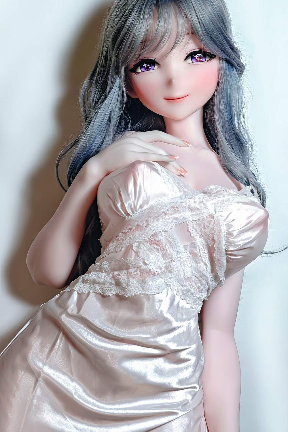 Anime Liebespuppen Mochizuki Em mit silbergrauem Haar im eleganten Satinkleid