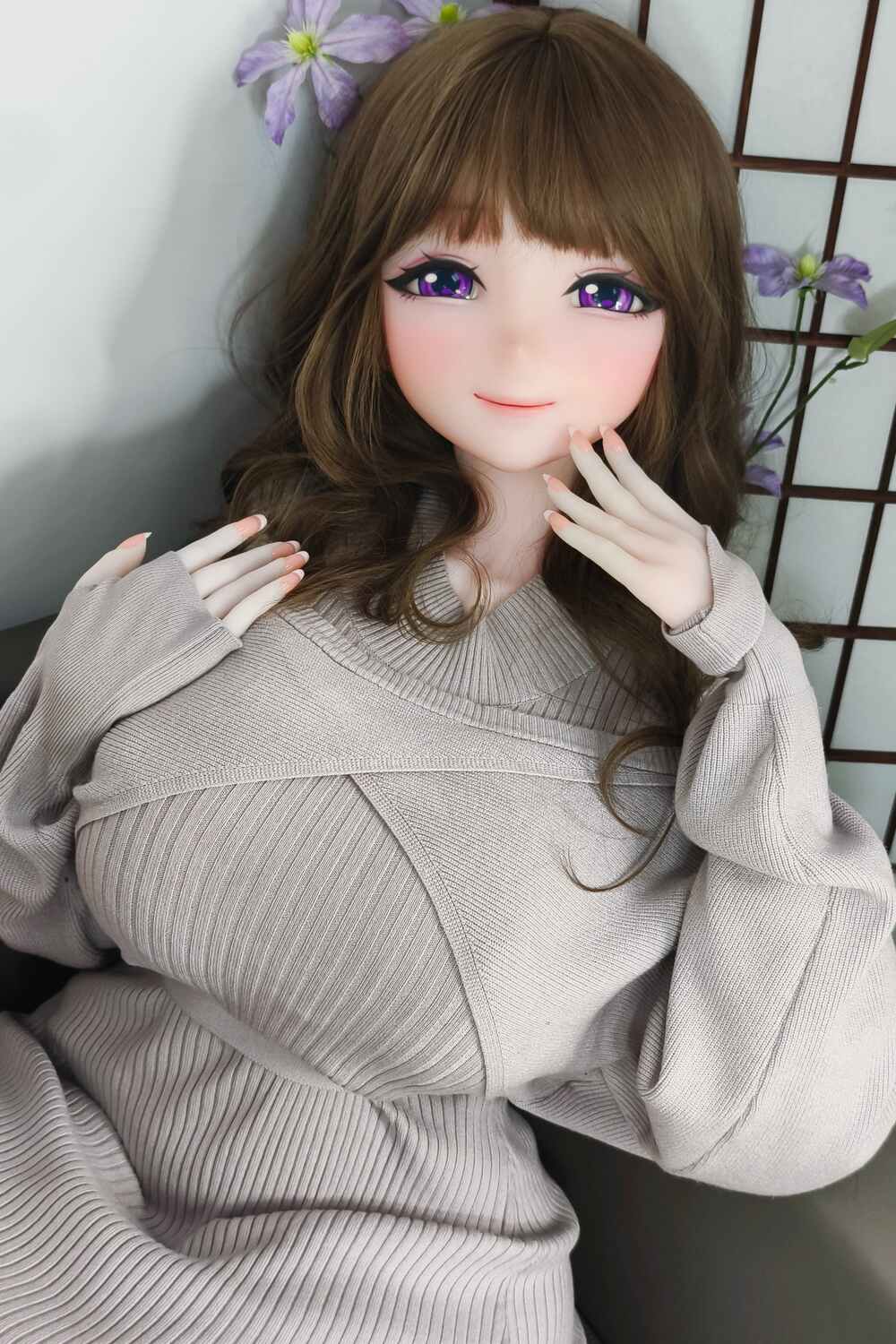 Anime Liebespuppe Mochizuki Emi mit langen braunen Haaren und süßem Blick