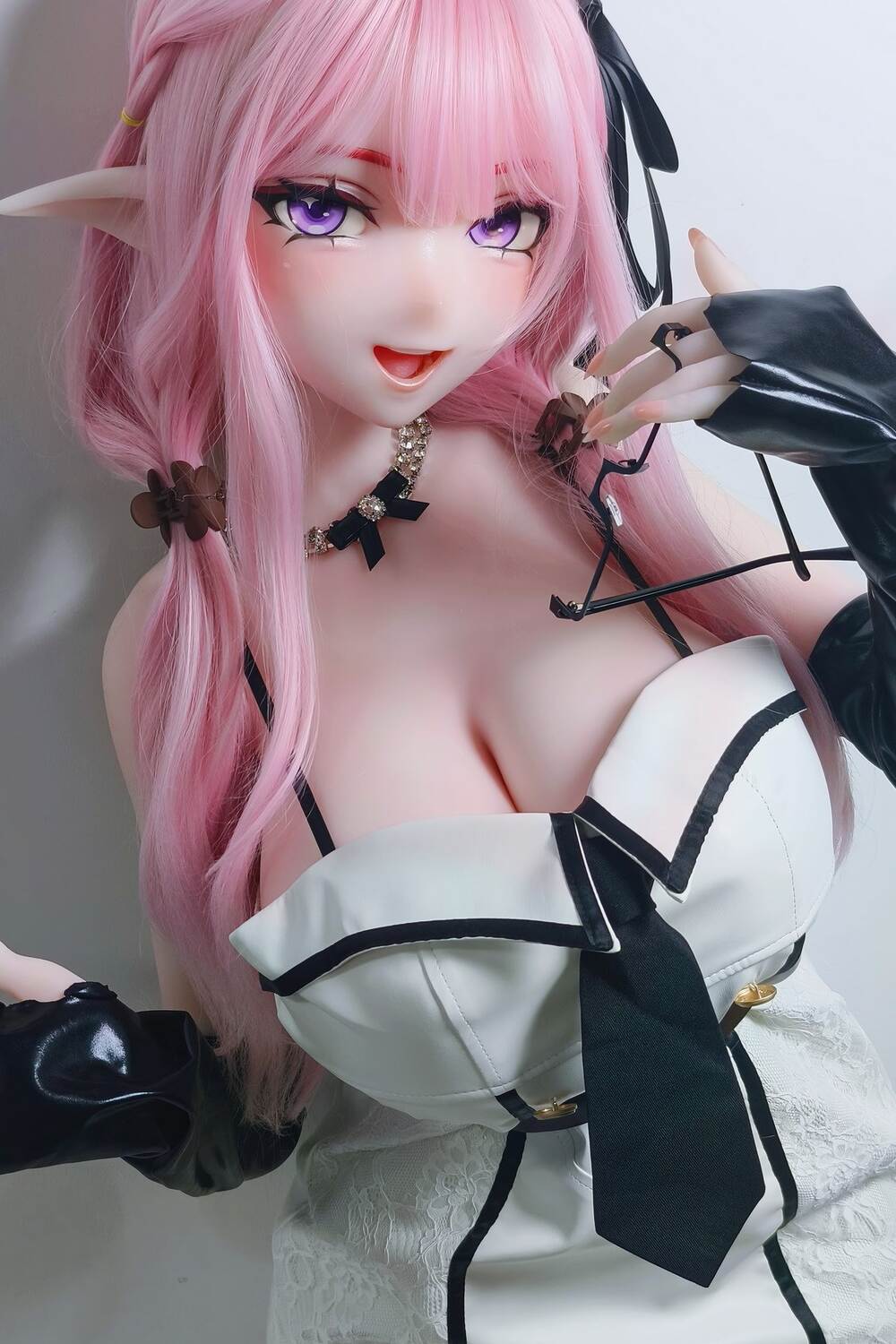 Sinnliche Anime Liebespuppe Natsuike Mai mit sexy Pose und verführerischem Blick