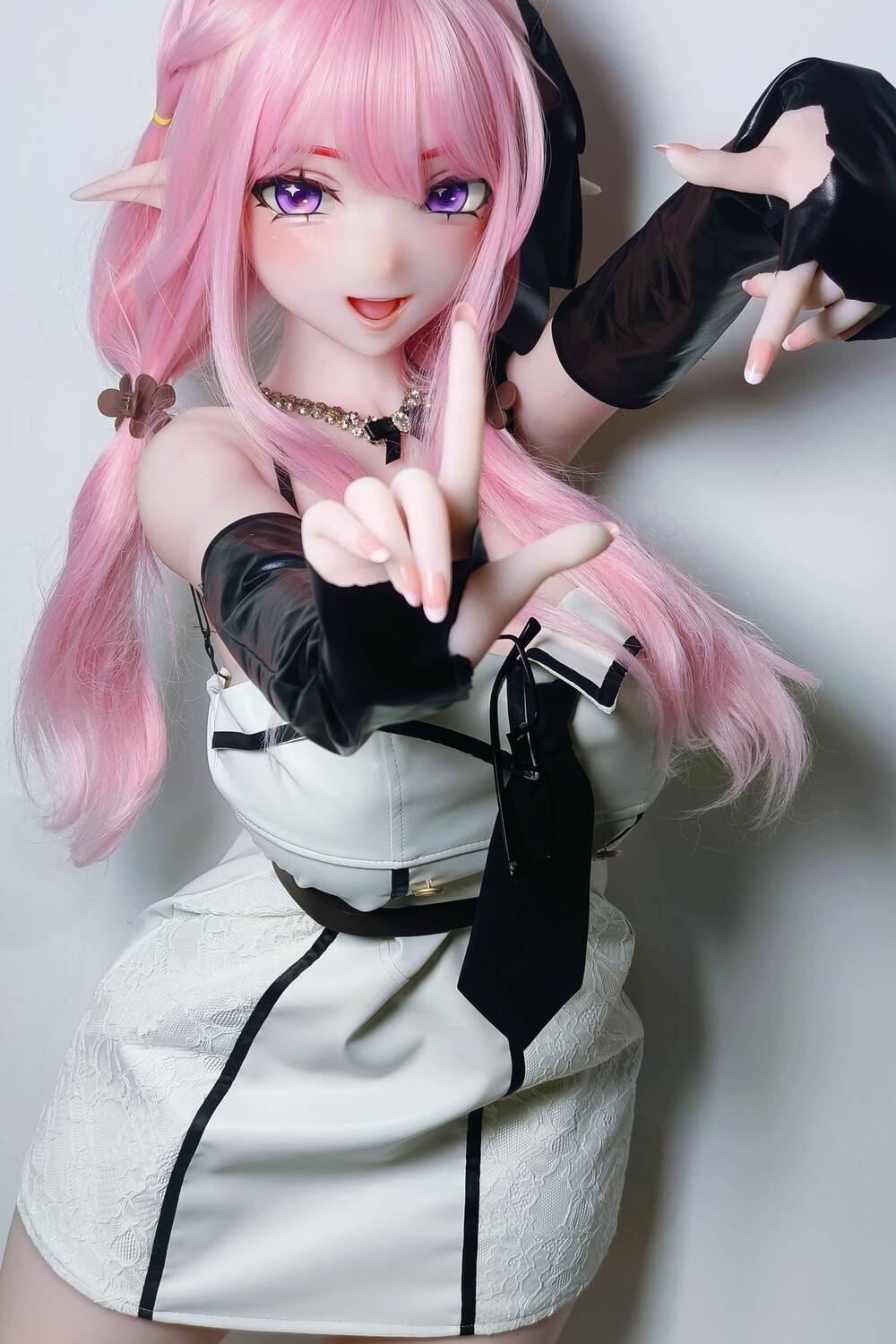 Fantasy Real Sexdoll Natsuike Mai mit süßem Lächeln und rosa Haaren