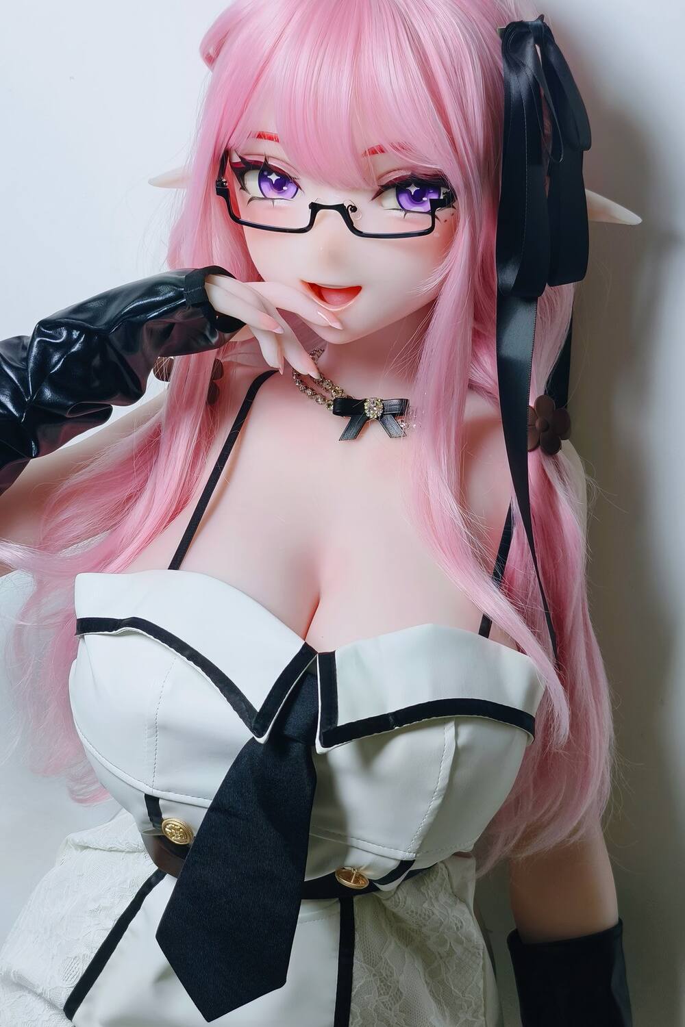 Verführerische Cosplay Sexdoll Natsuike Mai mit schwarzem Spitzenhandschuh