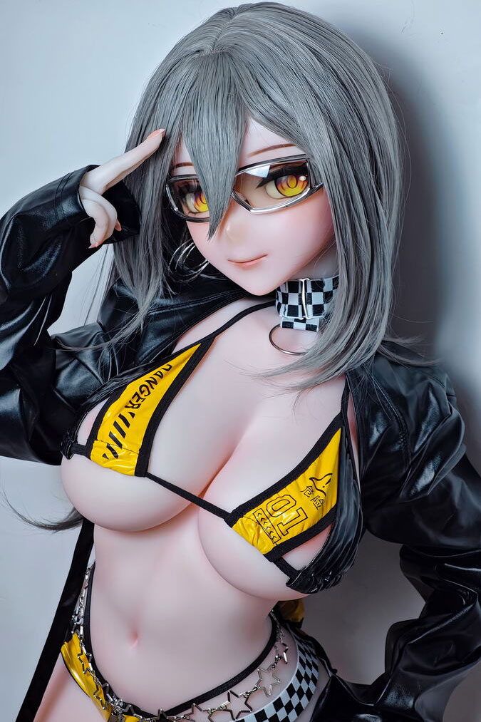 Anime Sex Doll Qiandao mit grauen Haaren und goldenen Augen im schwarz-gelben Outfit