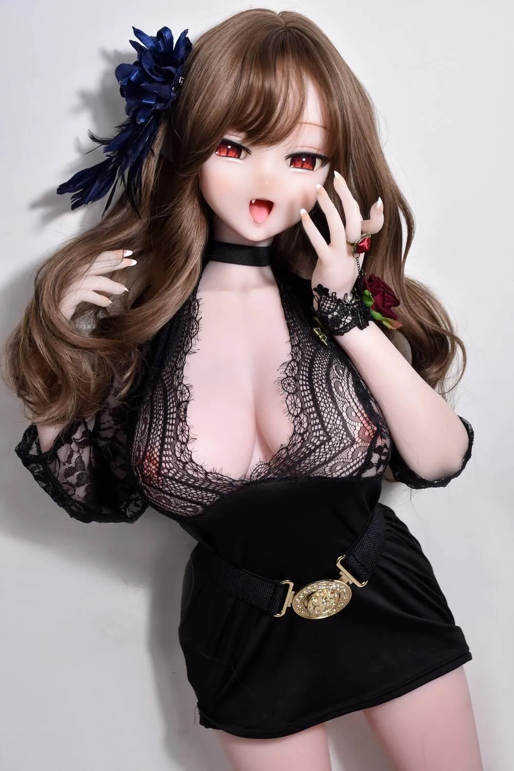 Anime Sexpuppe Sakura Honoka mit roten Augen und schwarzer Spitze im eleganten Tokyo-Nachtstil