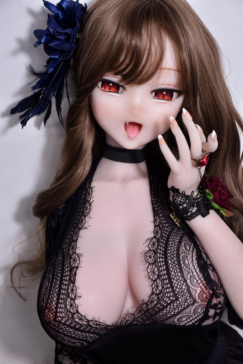 Love Doll Sakura Honoka mit verführerischer Pose und romantischer Gothic-Ästhetik