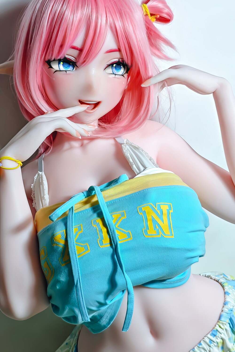 Anime Sex doll Sayo Chono mit rosa Haaren und türkisfarbenem Top