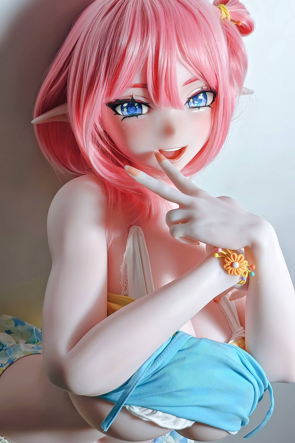 Anime sexuelle doll Sayo Chono mit blauen Augen und frechem Blick