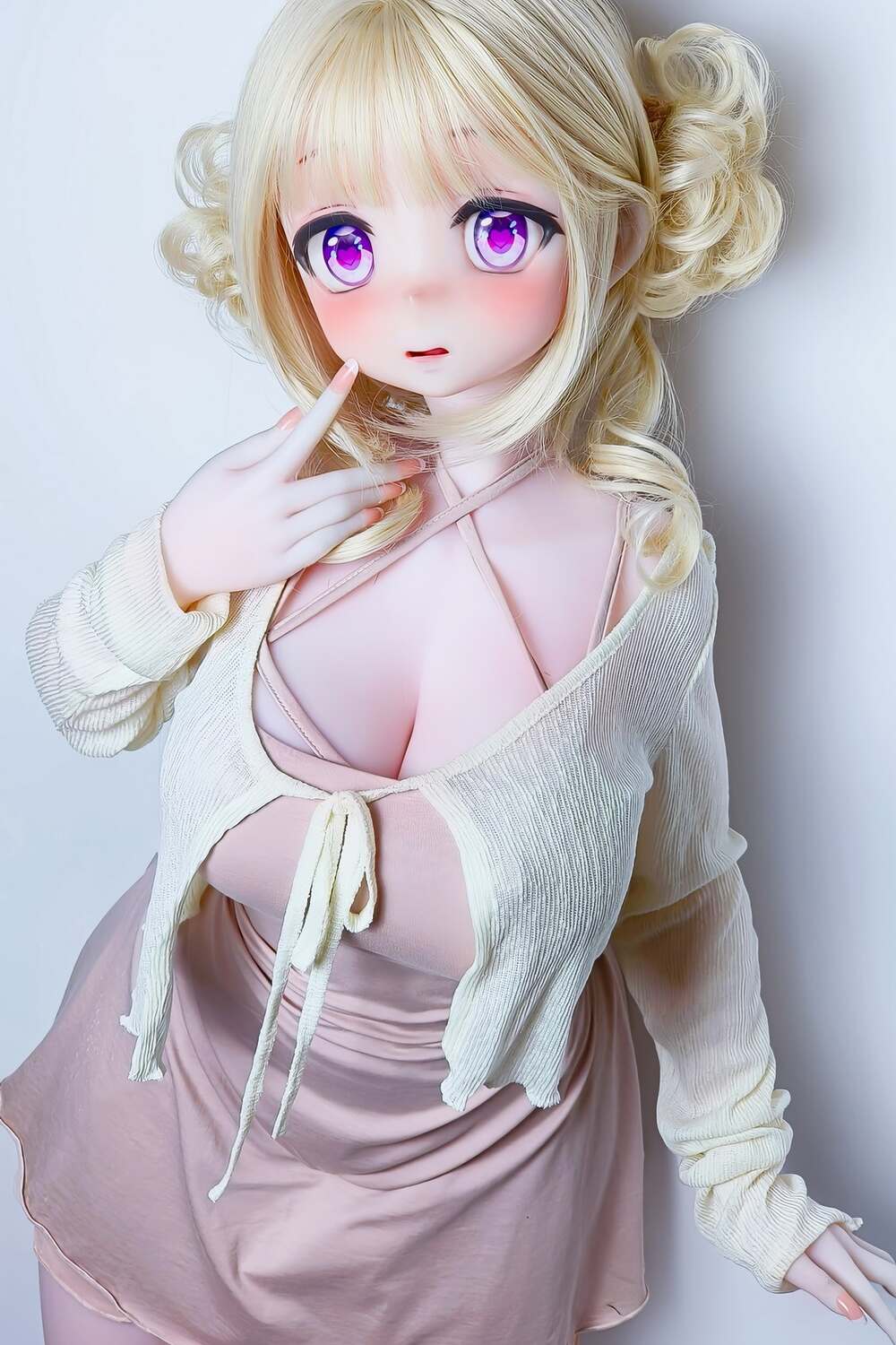 Seino Lemon Anime Sex doll im rosafarbenen Kleid mit Strickjacke und großen violetten Augen