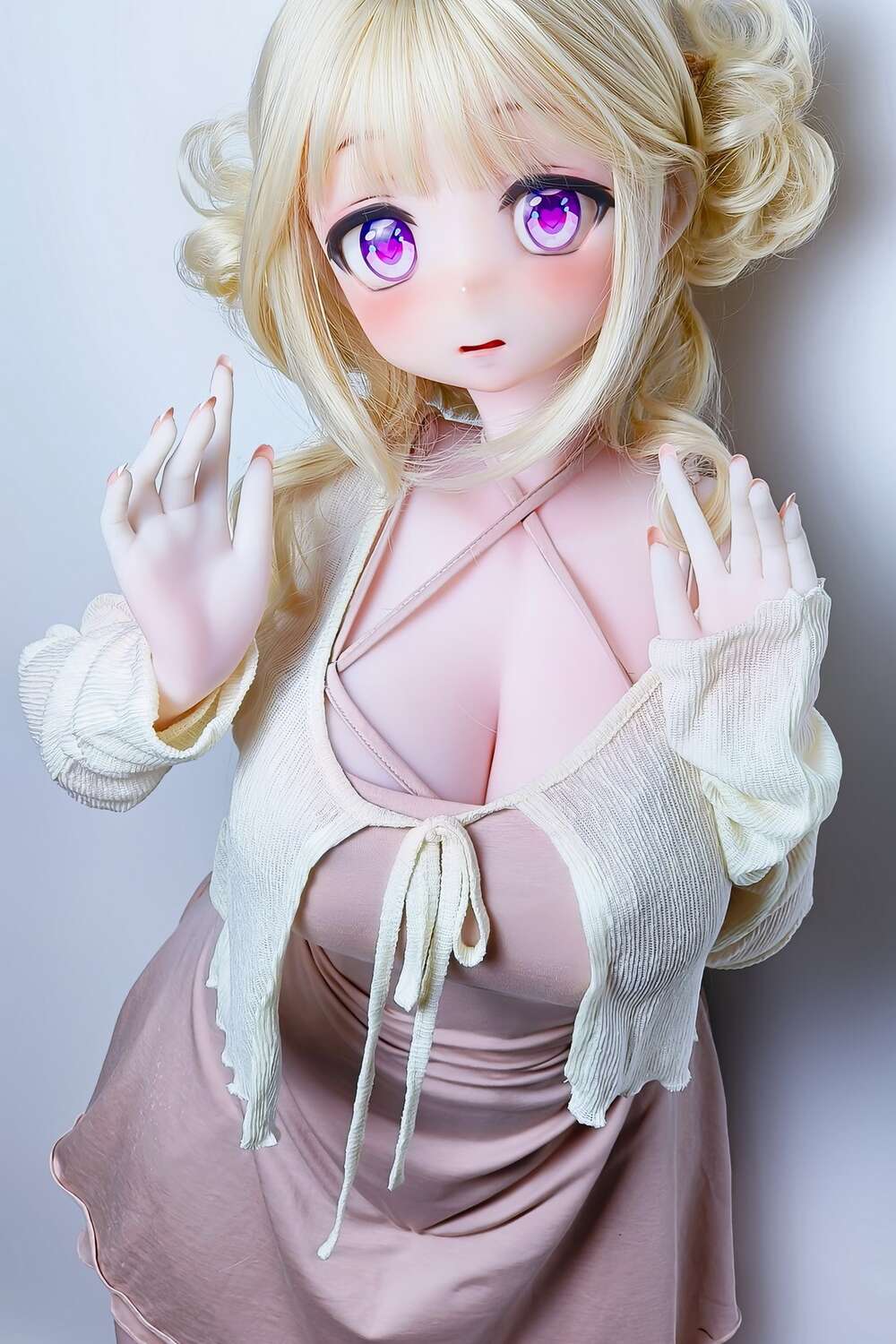 ElsababeDoll Seino Lemon mit schüchternem Blick und blonden Locken in eleganter Pose