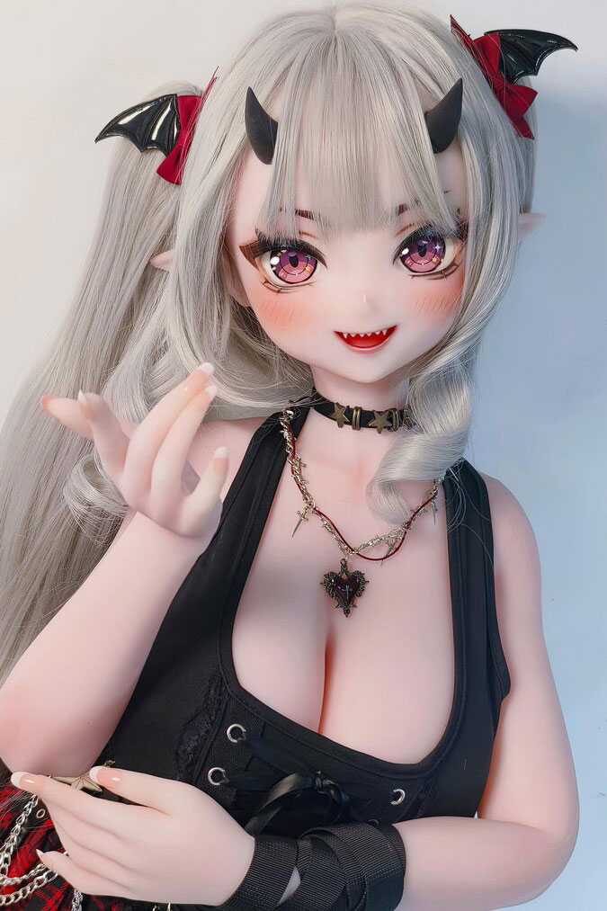 Anime Liebespuppe Tachibana Mano mit silbergrauen Twin-Tails, Dämonenhörnern und Gothic Outfit