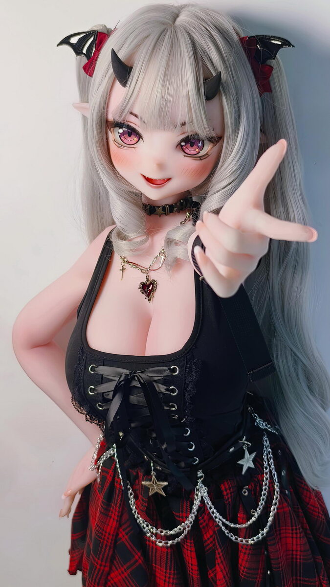 Liebespuppe Tachibana Mano mit Kawaii Gesicht und silbergrauen Twin-Tails