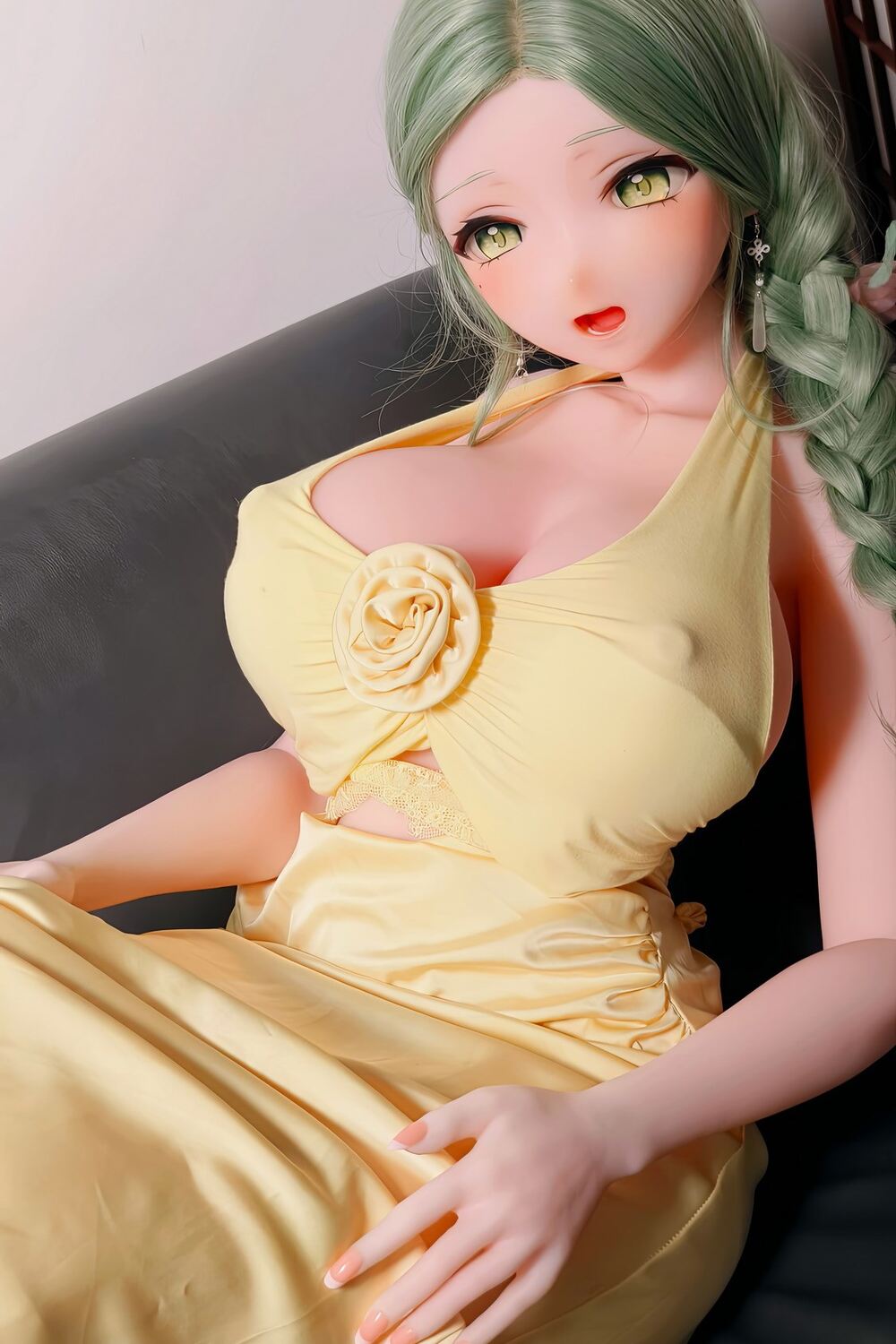 Sexpuppe Tsukimi Kohaku mit floraler Sommerkleidung und natürlicher Sitzhaltung