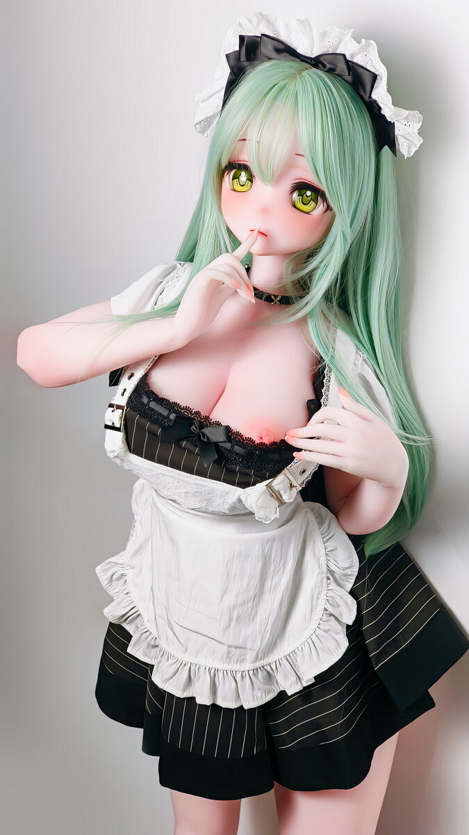 Selbstbewusste Pose sex puppe im schwarz-weißen Dienstmädchen-Outfit