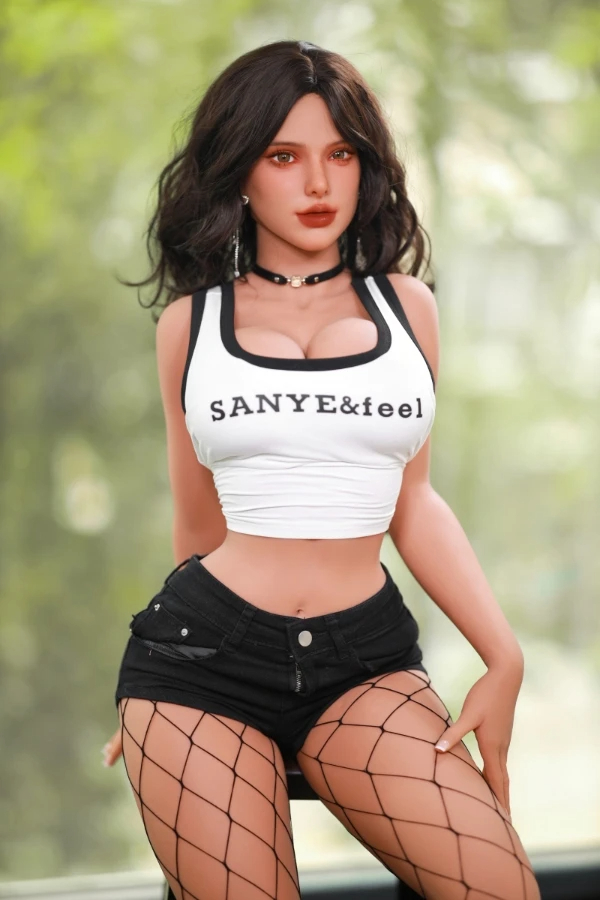 Realistische Sex doll im modernen Outfit mit Netzstrümpfen – schlanke Figur und feminine Ausstrahlung