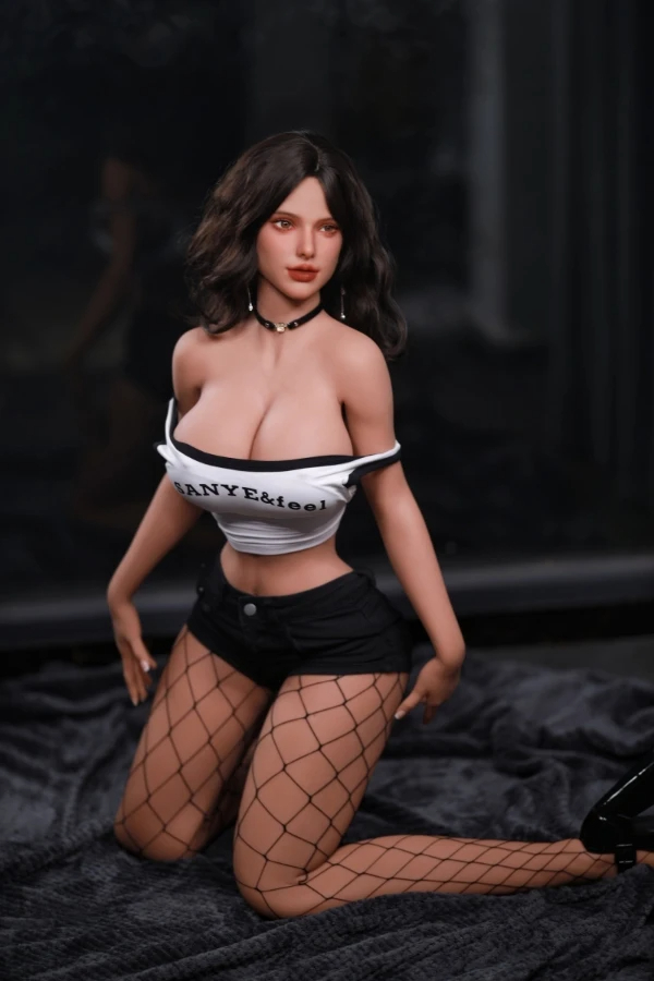 Verführerische Love Doll im sexy Top, realistische Sexpuppe mit natürlicher Haltung