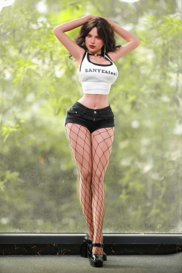 Kurvige Erotik Sexpuppe mit selbstbewusster Pose, detailgetreu verarbeitet