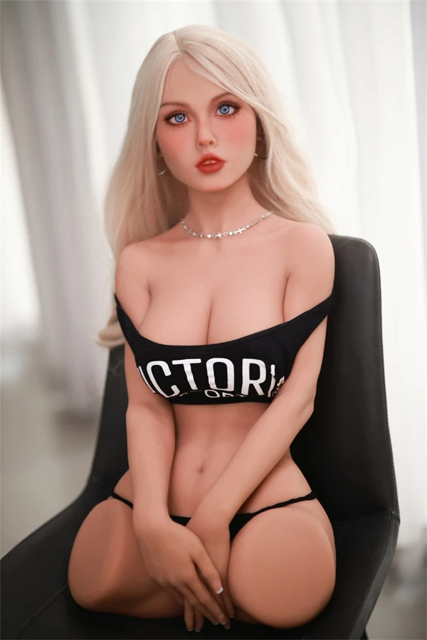 Realistische Sex doll mit sanftem Blick in schwarzer Unterwäsche