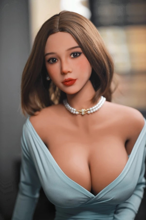 Real sex doll mit feinen Gesichtszügen und lebendigem Ausdruck