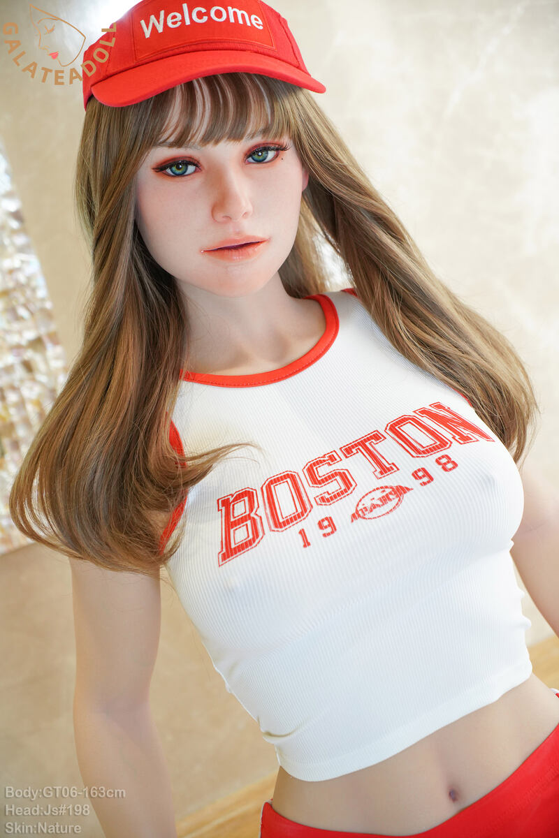 Detailansicht einer Baseball Amerikanische sex doll mit „Boston“-Shirt und verführerischem Blick