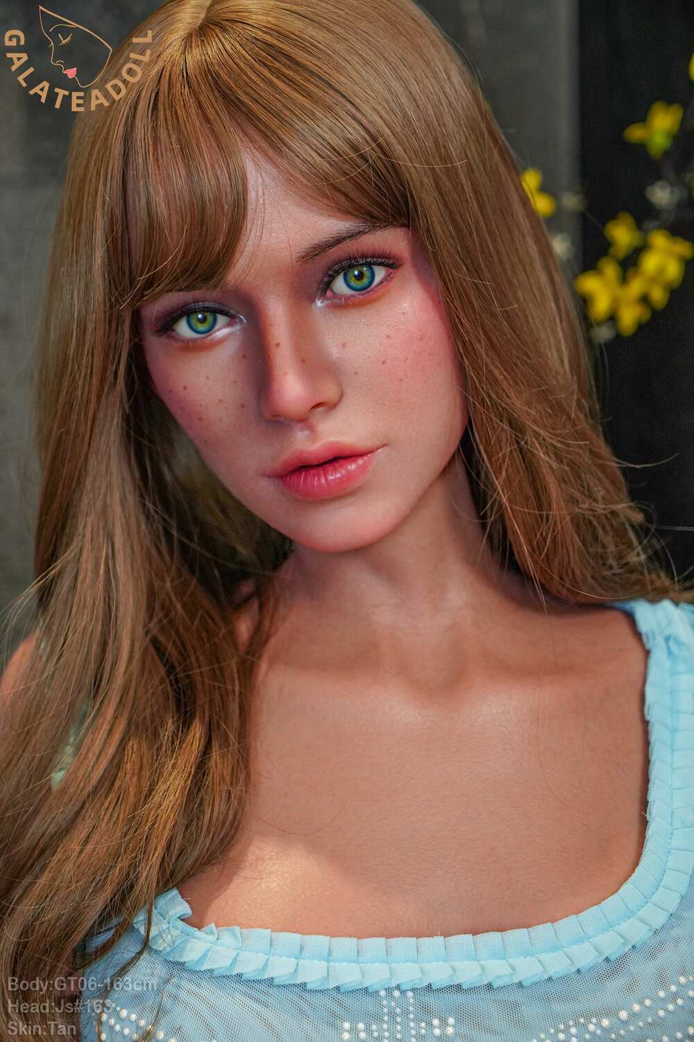 Nahaufnahme Gesicht einer Sex Doll mit langen Haaren und zarten Zügen