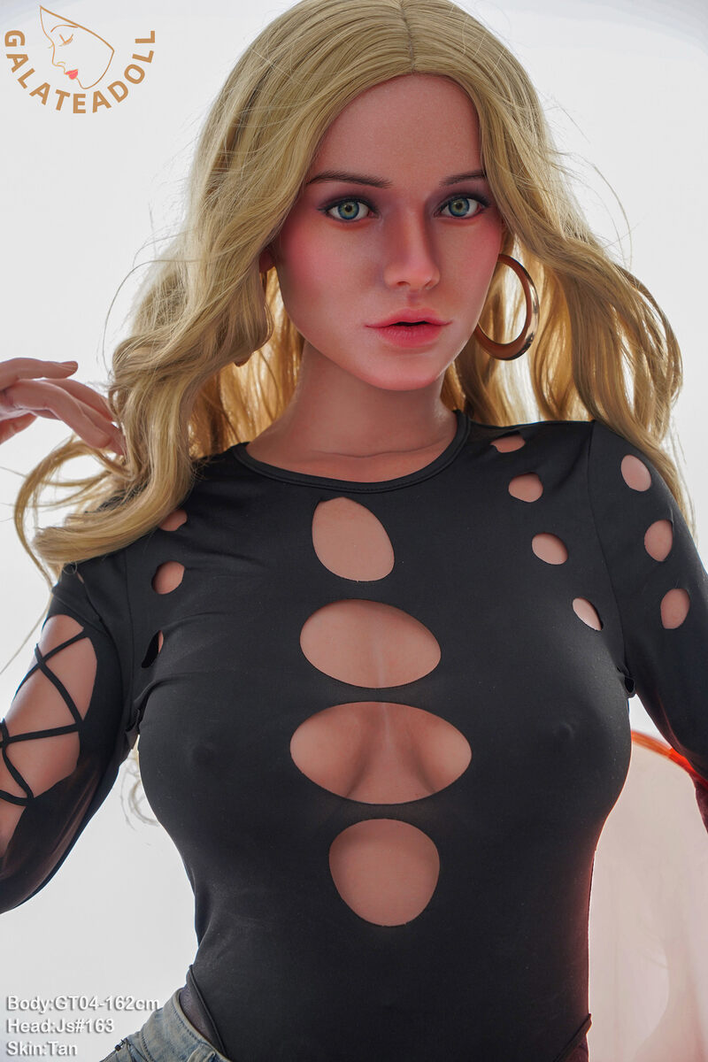 Silikon Sexpuppe Shuye mit schwarzem Cut-out-Top und langen blonden Haaren