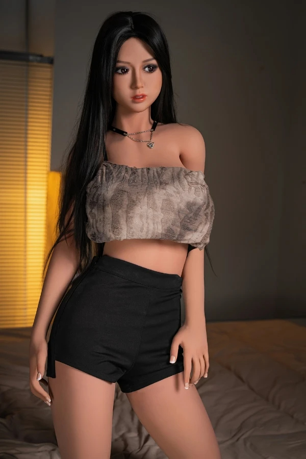 zierliche Brünette Asiatische sexpuppe