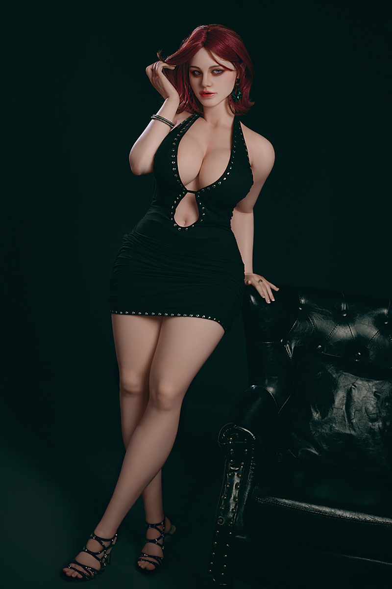 Milf Sexpuppe Sable im kurzen schwarzen Kleid mit eleganten High Heels