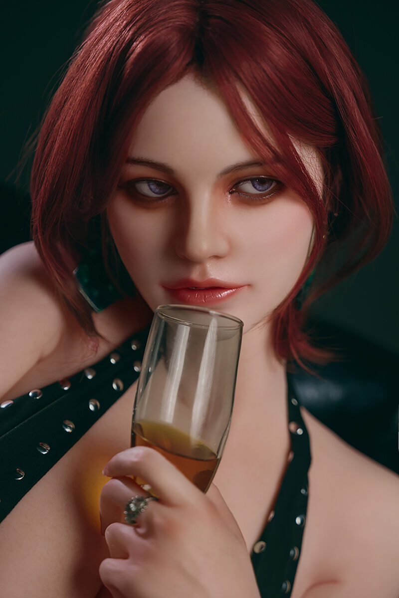 Sable mit kupferroten Haaren und einem Champagnerglas in der Hand