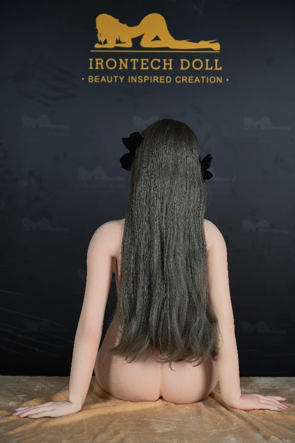 Irontech doll Alta von hinten mit langen Haaren und natürlicher Körperform
