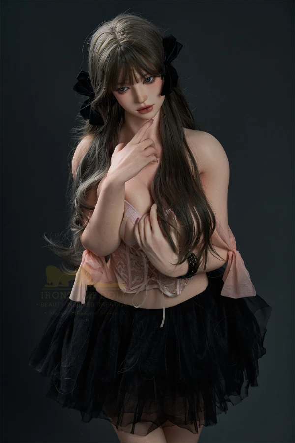 Real doll mit langen Haaren und zarter Pose vor dunklem Hintergrund