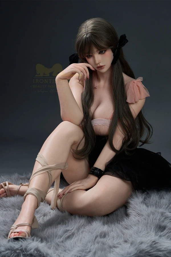 Luxuriöse silikon sex doll mit sanftem Lächeln und langen Haaren