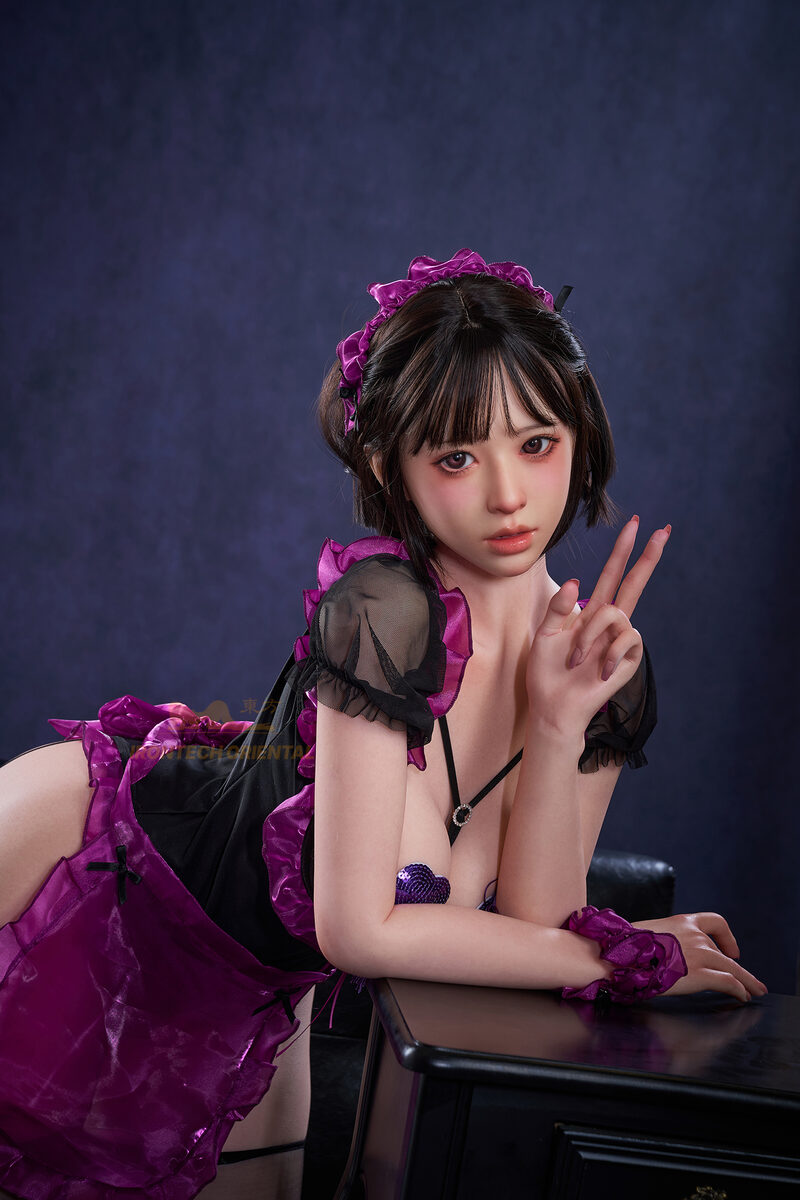 Lebensgroße silikon Sex Doll mit schwarzem Haar in eleganter Lingerie mit detailgetreuem Gesicht
