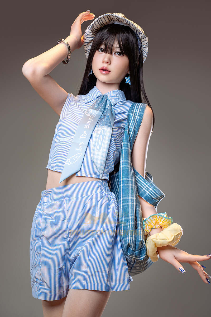 Stilvolle Lebensgroße Love doll im hellblauen karierten Hemd-Outfit mit einer Canvas-Tasche